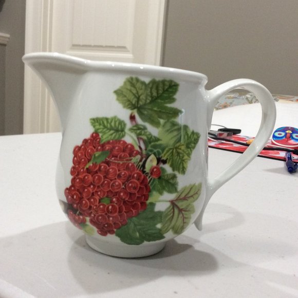 Portmeirion/Red Currant Small Creamer - Picture 1 of 4